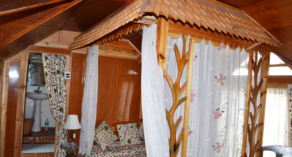 Young Shalimar Houseboat, Srinagar 5